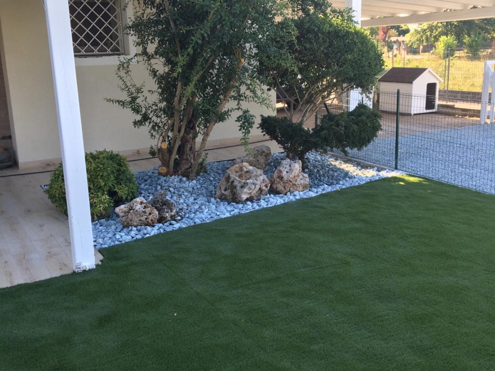 Giardino con erba sintetica