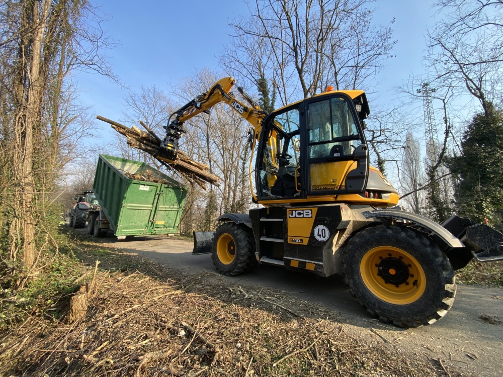 ESCAVATORE JCB HYDRADIG 